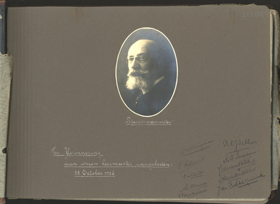 222676 Bladzijde uit het fotoalbum Ter Herinnering aan onzen Leermeester aangeboden, 28 october 1926 geschonken aan ...